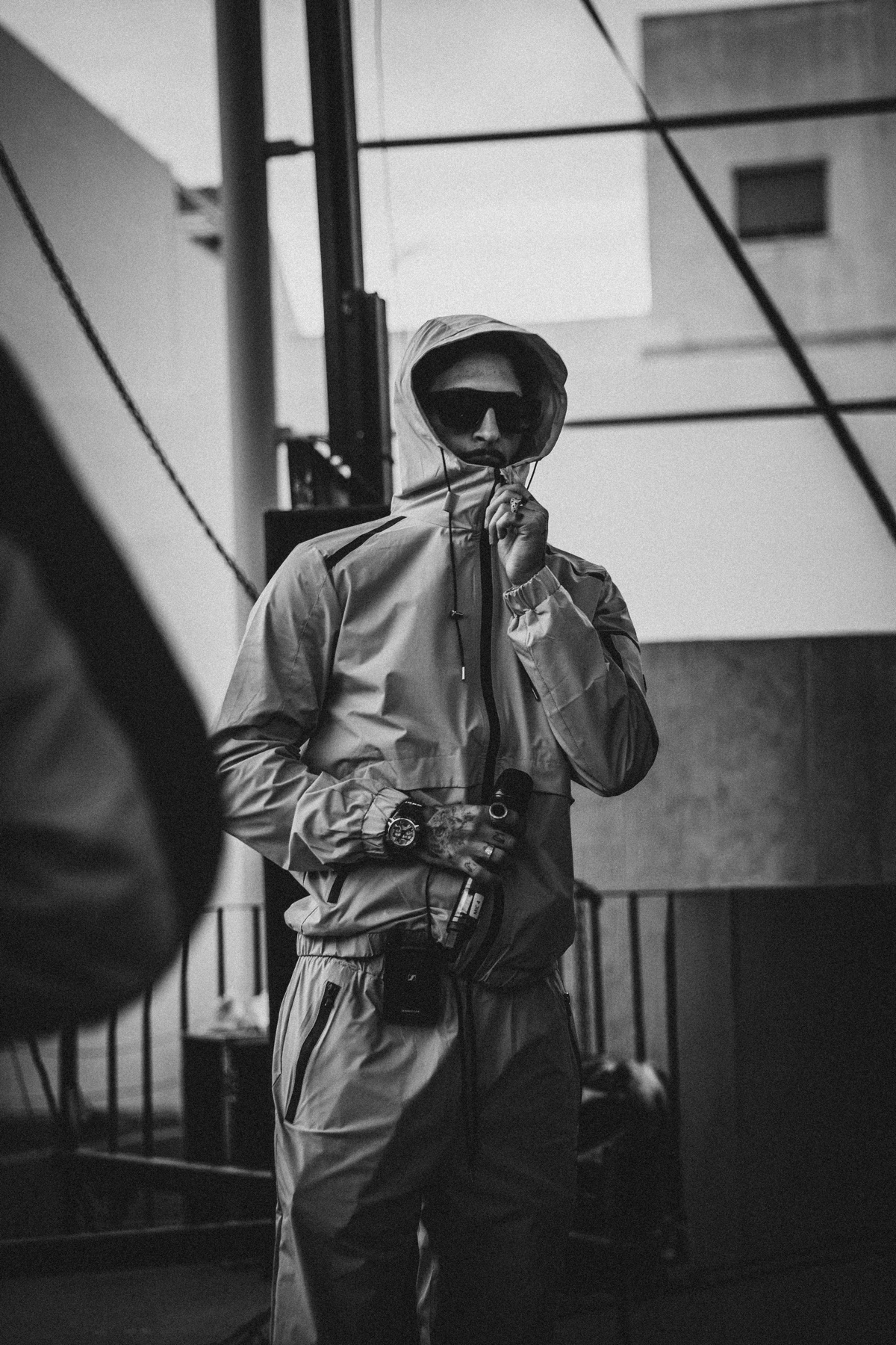 Retrato en blanco y negro de Keen Levy con capucha y gafas
